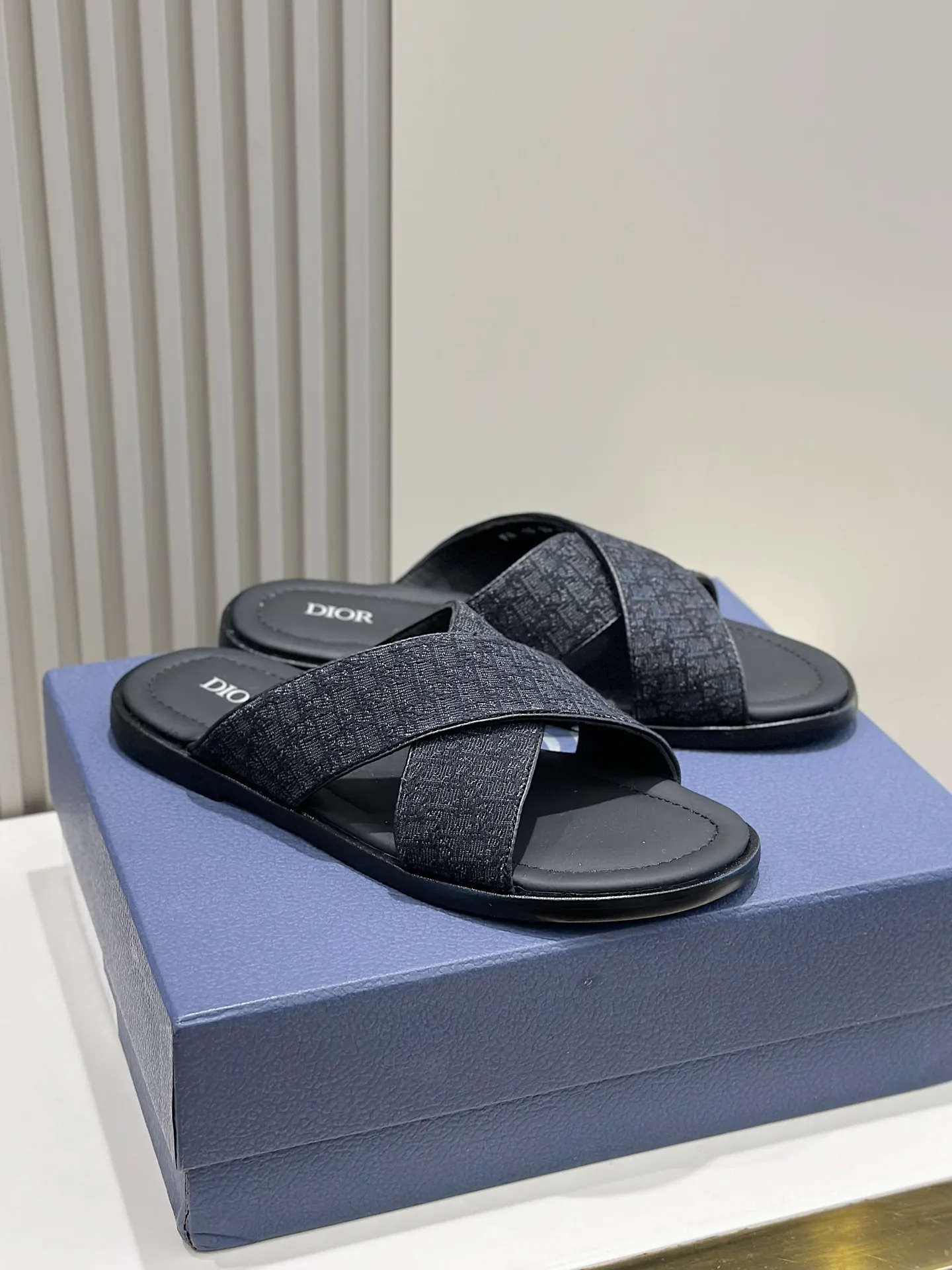 P320【DIOR】💰Size39-44 (38.45 custom-made) 2024ss Dior’s latest men’s slippers are a must-have. Dior Alias ​​Men's Genuine Leather Slippers This summer new Alias ​​sandal embodies a casual and elegant style. Carefully crafted from grained cow leather and Oblique printed fabric, with cowhide lining! Cross-strap design with metal-clad brass CD Diamond logo. The imported cowhide leather and rubber sole adds sophistication and comfort, while Oblique print-effect anti-slip panels add style.